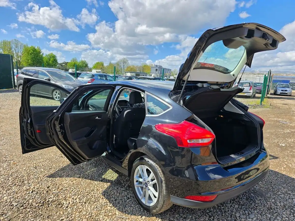2015-ford-focus-16-zetec-hatchback-big-11
