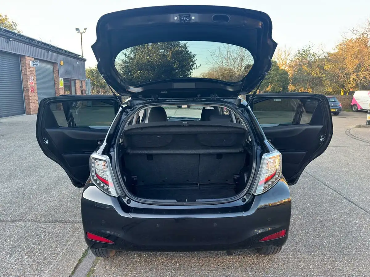 2014-toyota-yaris-15-vvt-i-icon-hybrid-big-72