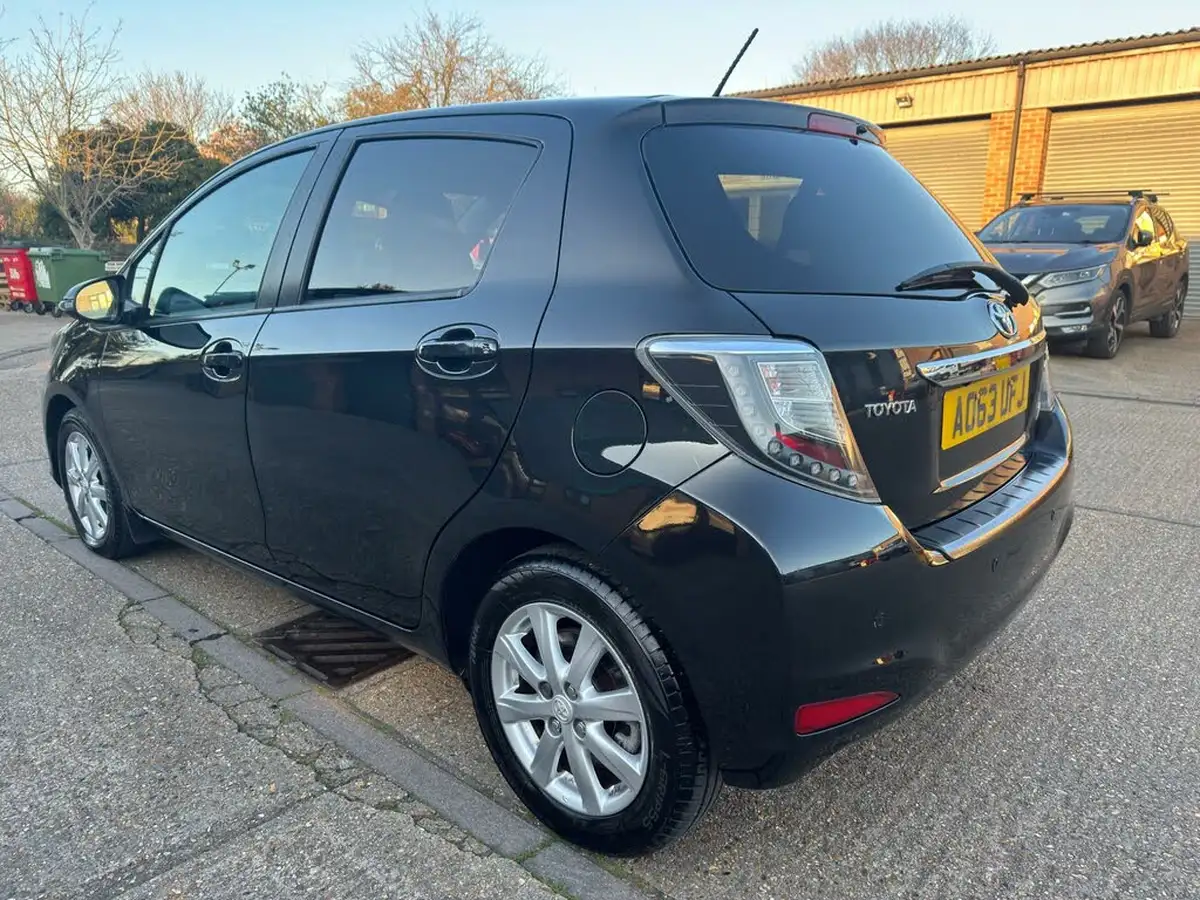2014-toyota-yaris-15-vvt-i-icon-hybrid-big-20