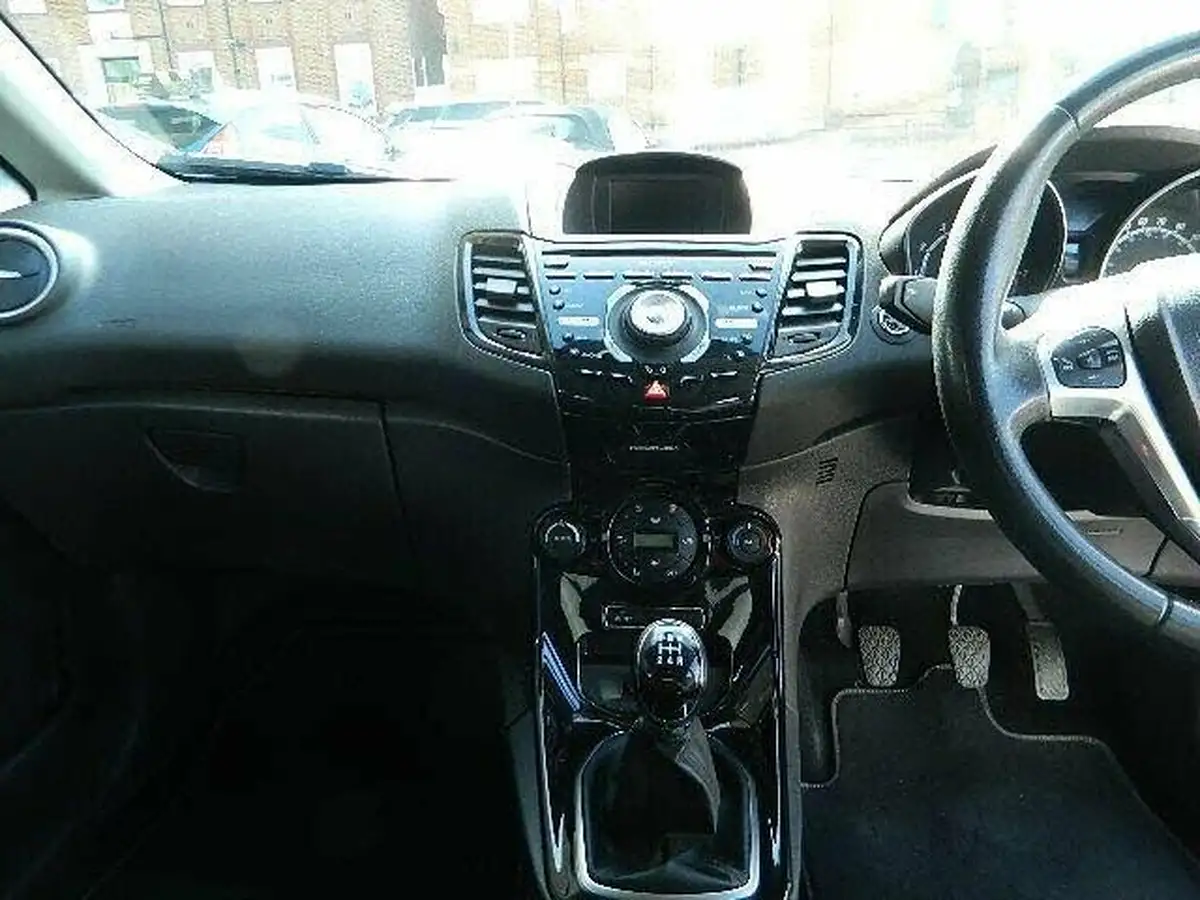 2015-ford-fiesta-10-titanium-x-100ps-ss-5d-big-29