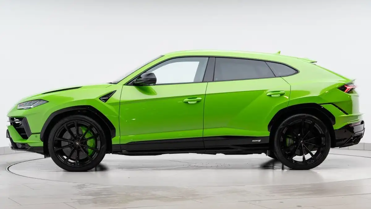 2023-lamborghini-urus-40-no-trim-big-3