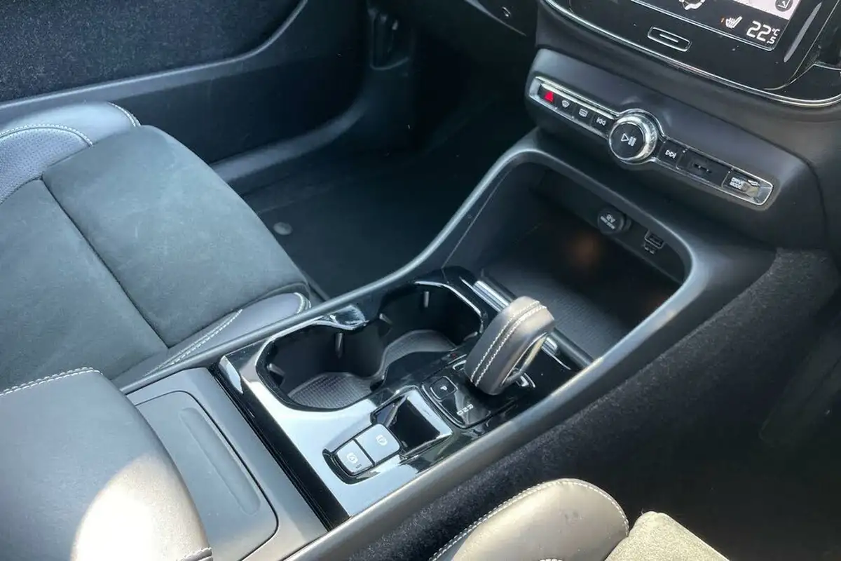 2020-volvo-xc40-20-t4-r-design-pro-big-44