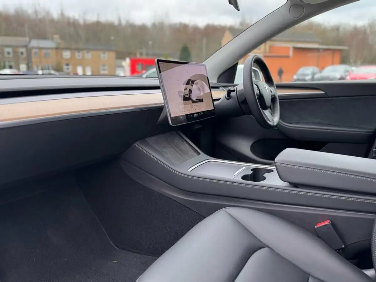 2022-tesla-model-y-e-long-range-big-12