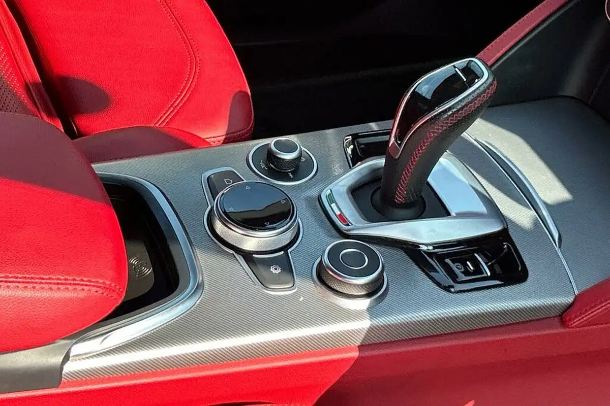 2021-alfa-romeo-stelvio-20-veloce-big-29