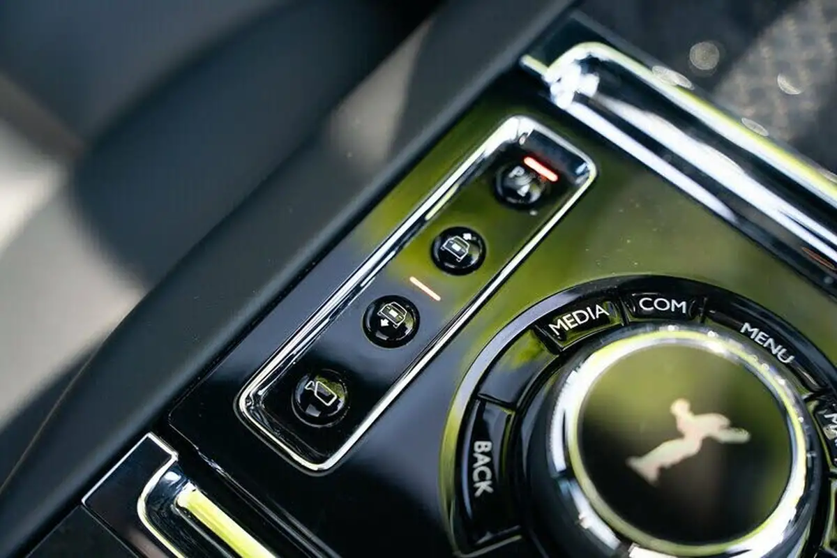 2023-rolls-royce-cullinan-675-black-badge-big-41