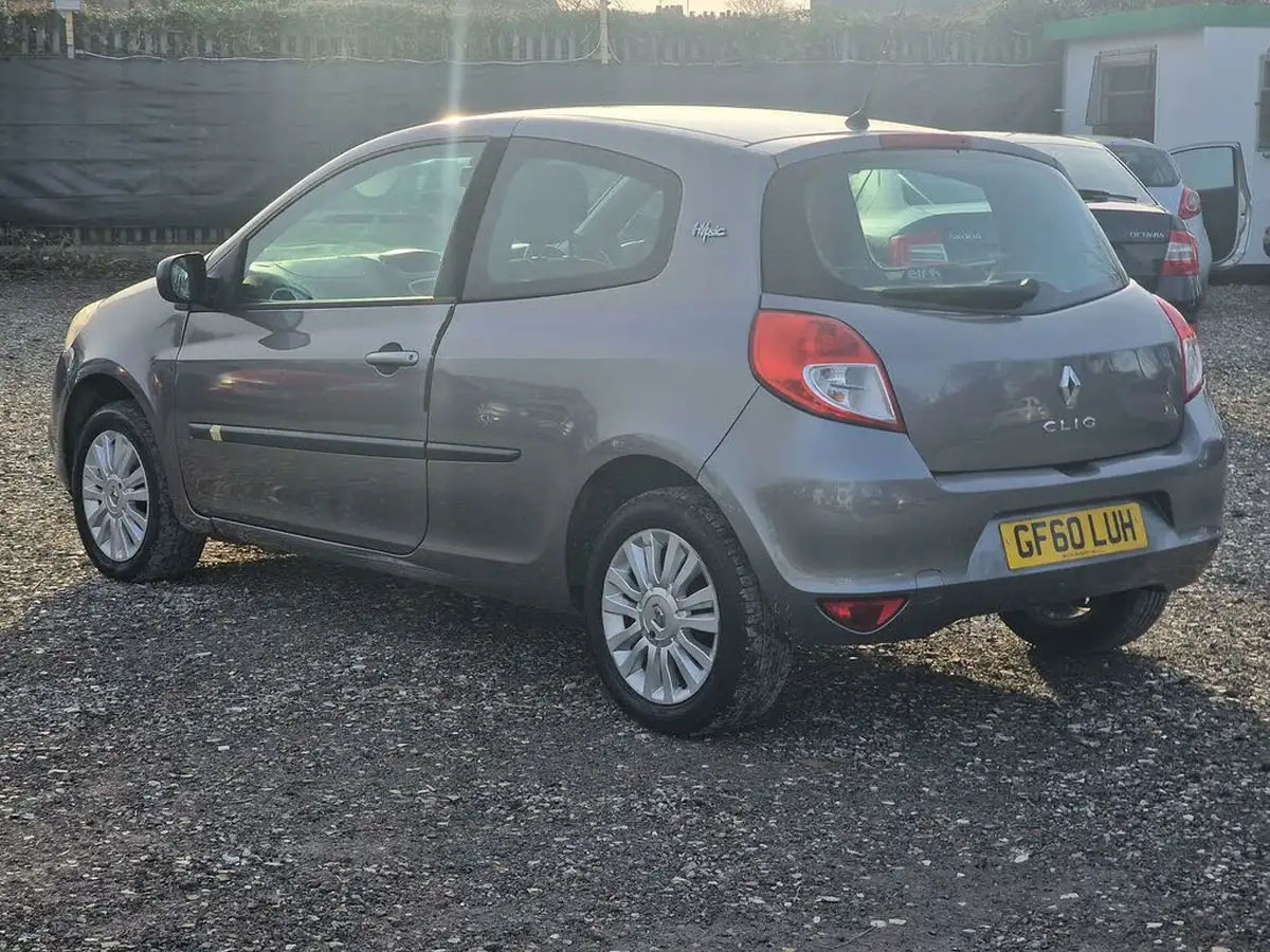 2010-renault-clio-12-i-music-16v-75bhp-hatchback-3d-big-3