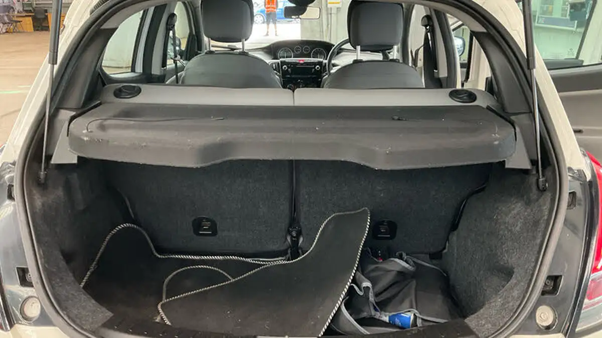 2012-chrysler-ypsilon-12-s-big-7