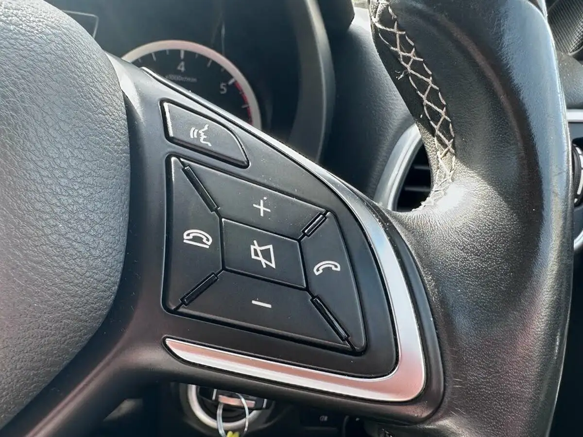 2017-infiniti-q30-15d-se-big-16