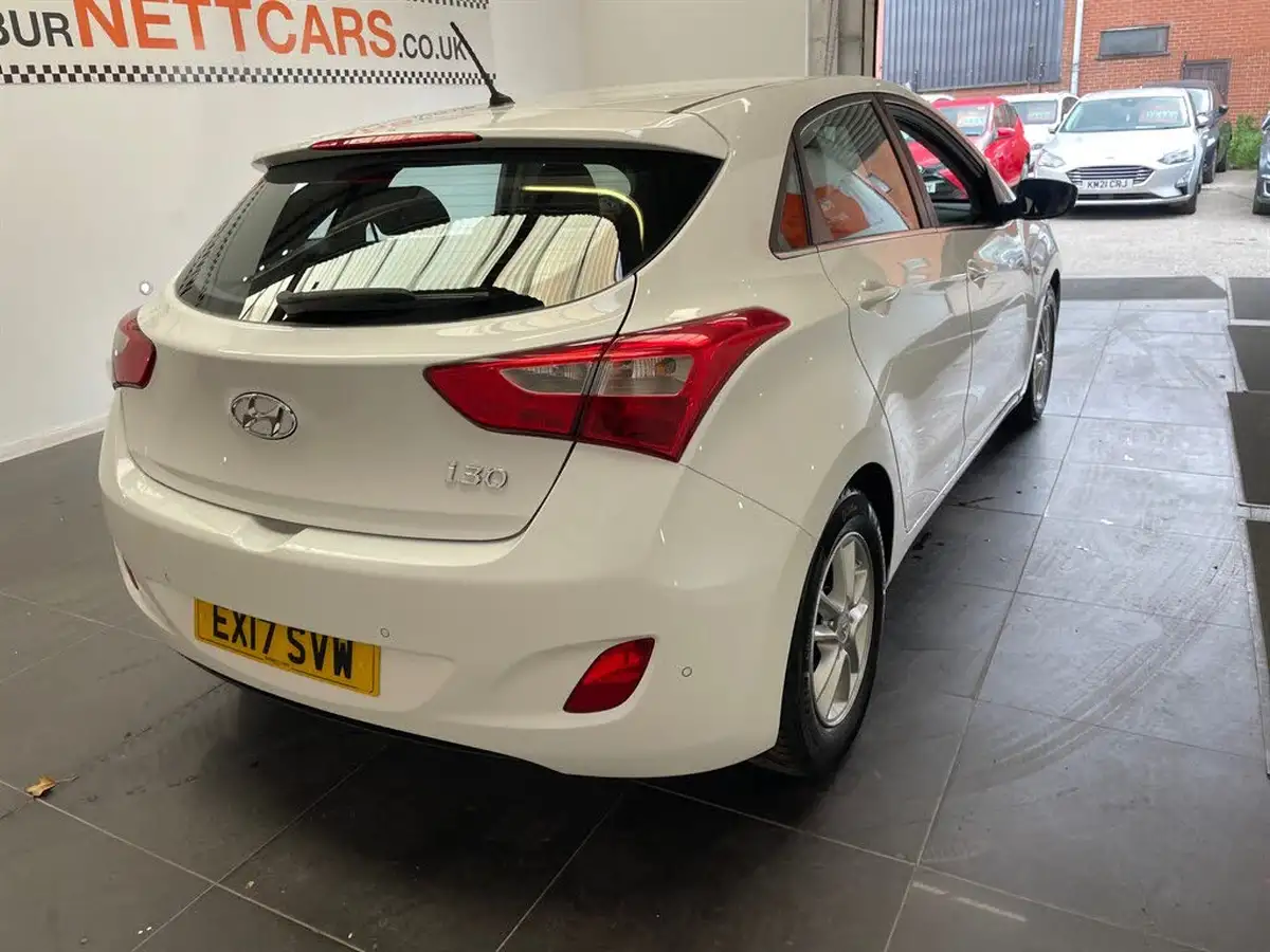 2017-hyundai-i30-16crdi-se-110ps-blue-drive-hatchback-big-9