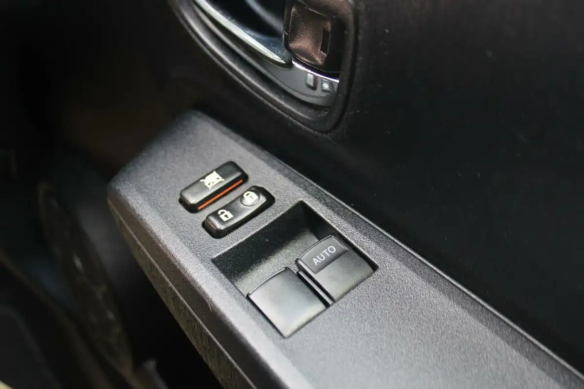 2012-toyota-yaris-133-tr-vvt-i-5d-big-28