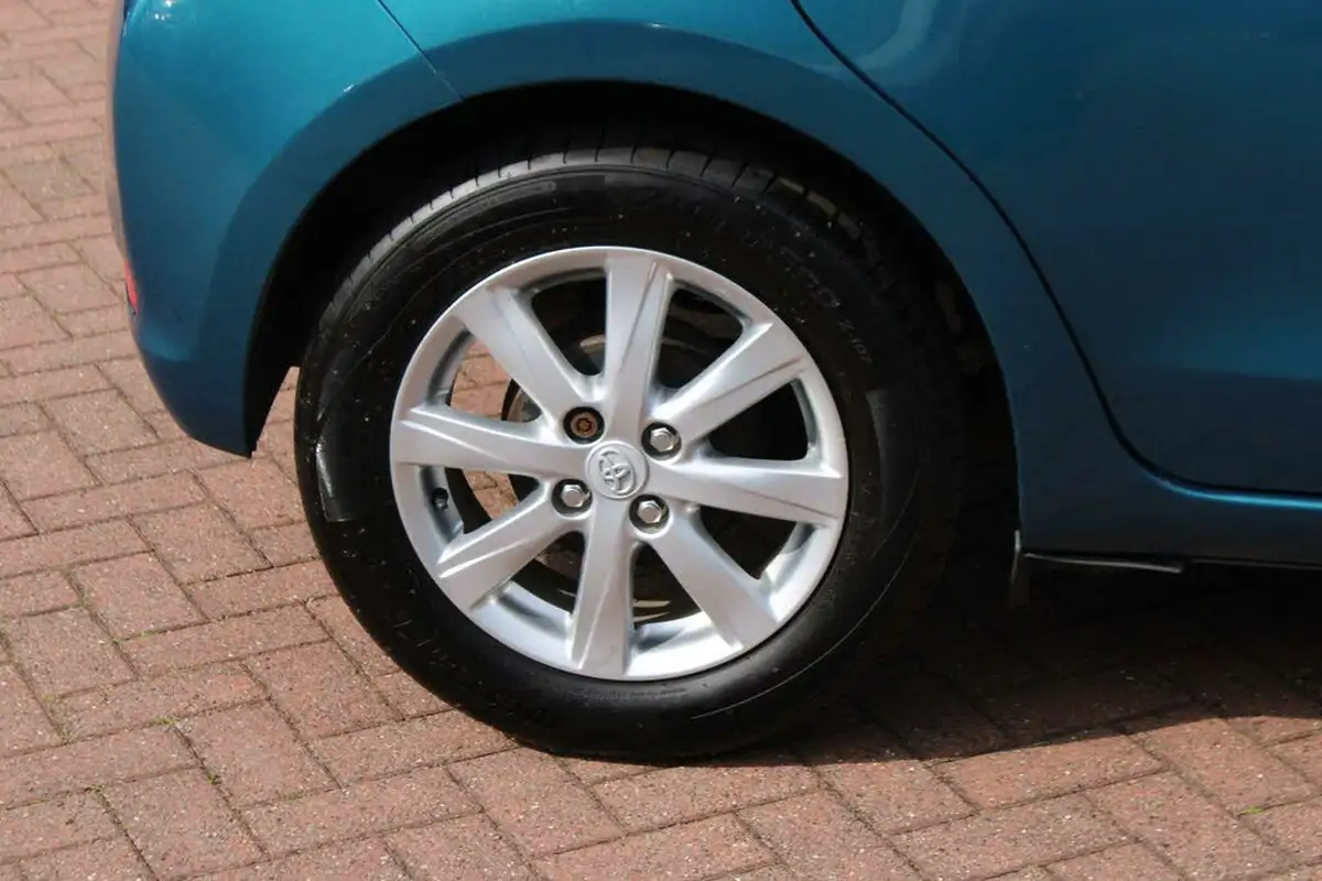 2012-toyota-yaris-133-tr-vvt-i-5d-big-4