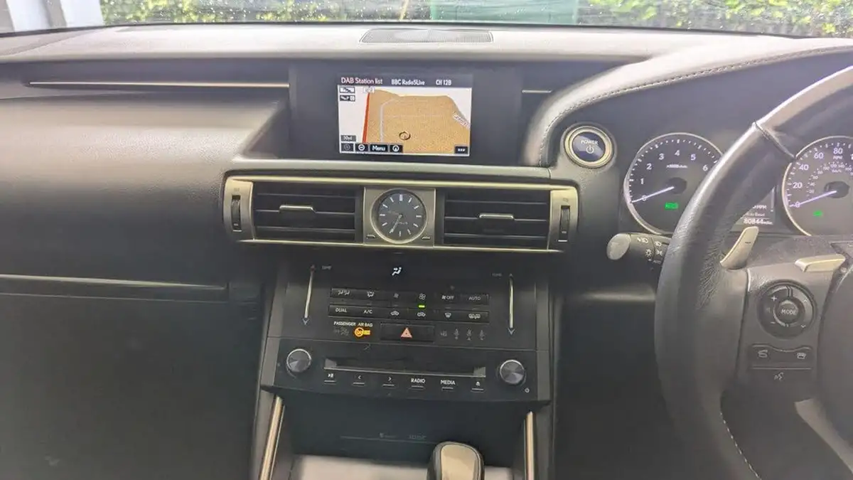 2013-lexus-is-300h-25-luxury-big-9