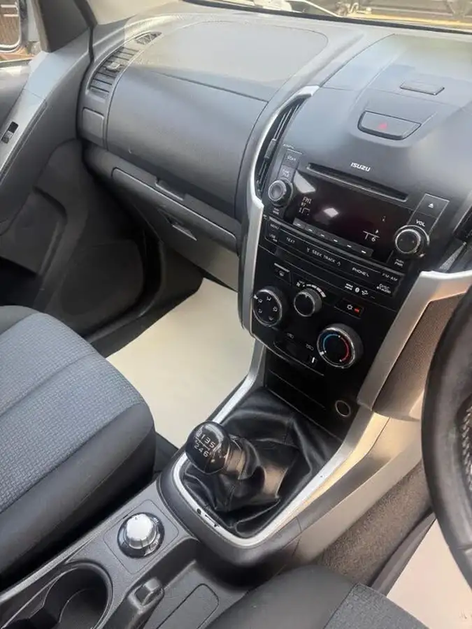 2015-isuzu-d-max-25td-yukon-double-pickup-big-10