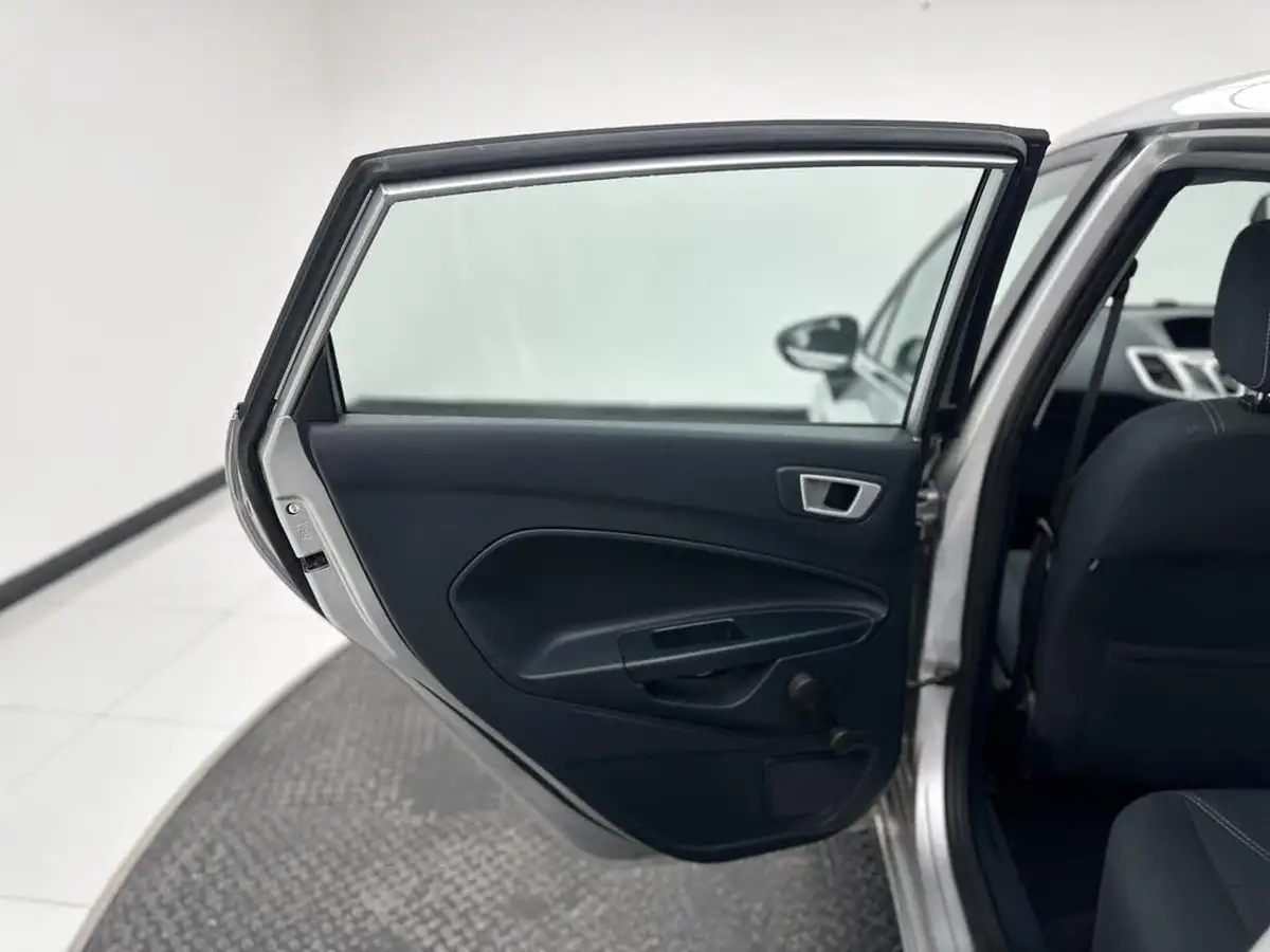 2012-ford-fiesta-125-zetec-5d-big-27