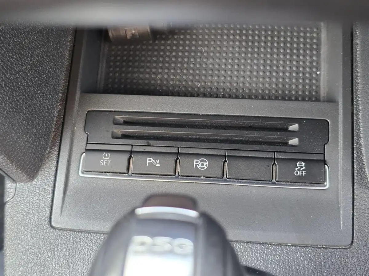 2014-volkswagen-touran-big-23