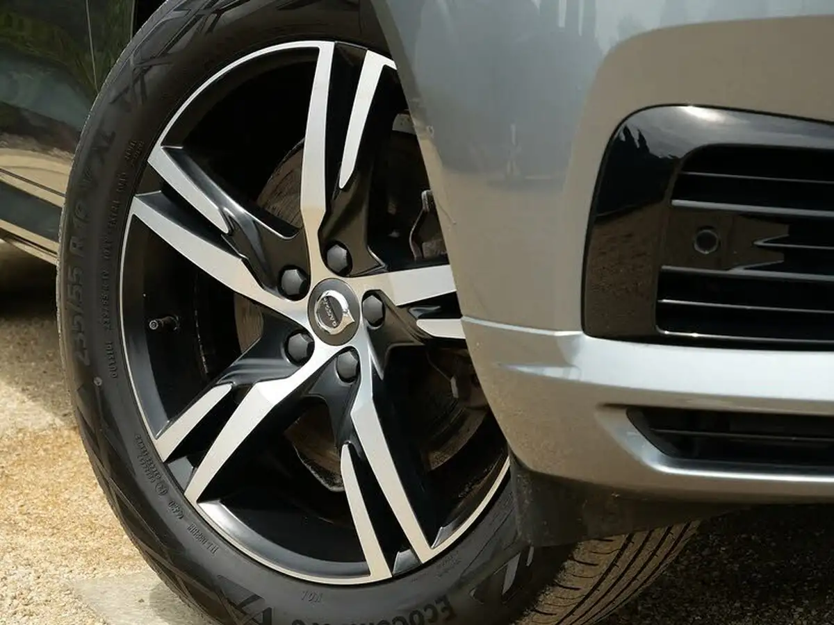 2021-volvo-xc60-20-t6-r-design-340bhp-big-8