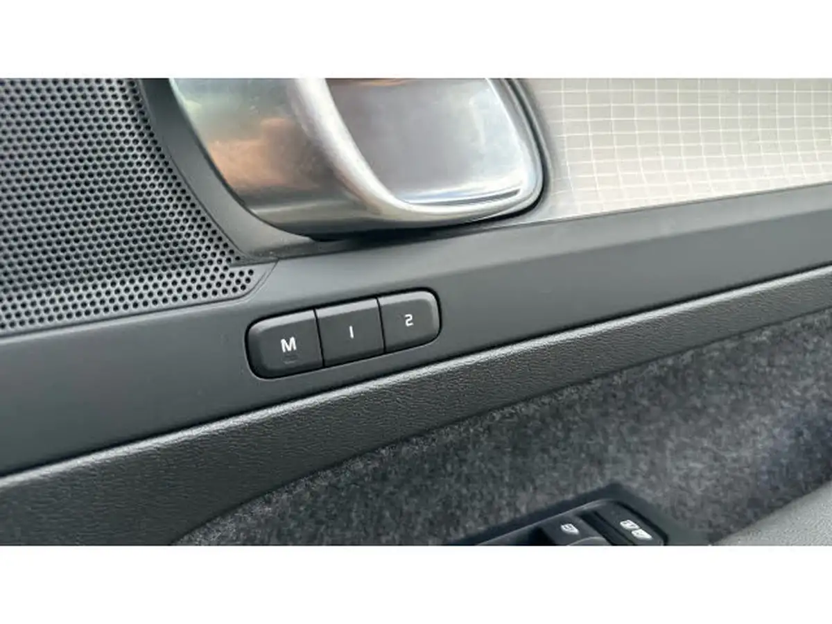 2023-volvo-xc40-20-b3-plus-big-23