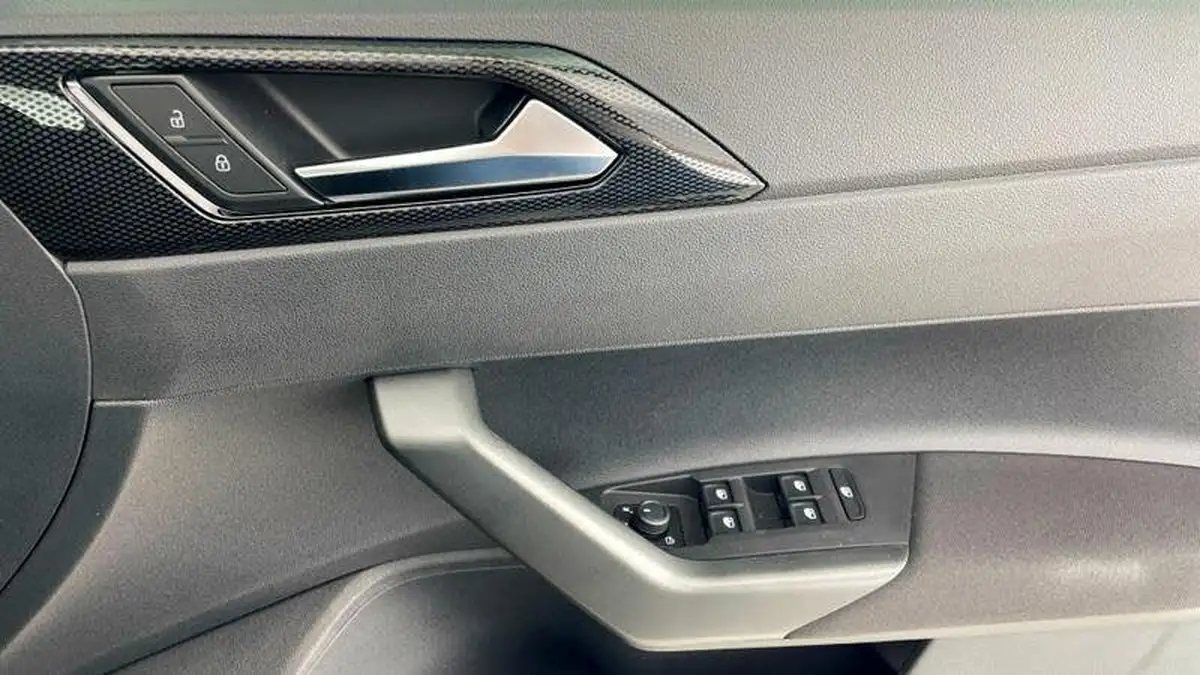 2024-volkswagen-polo-10-life-big-19