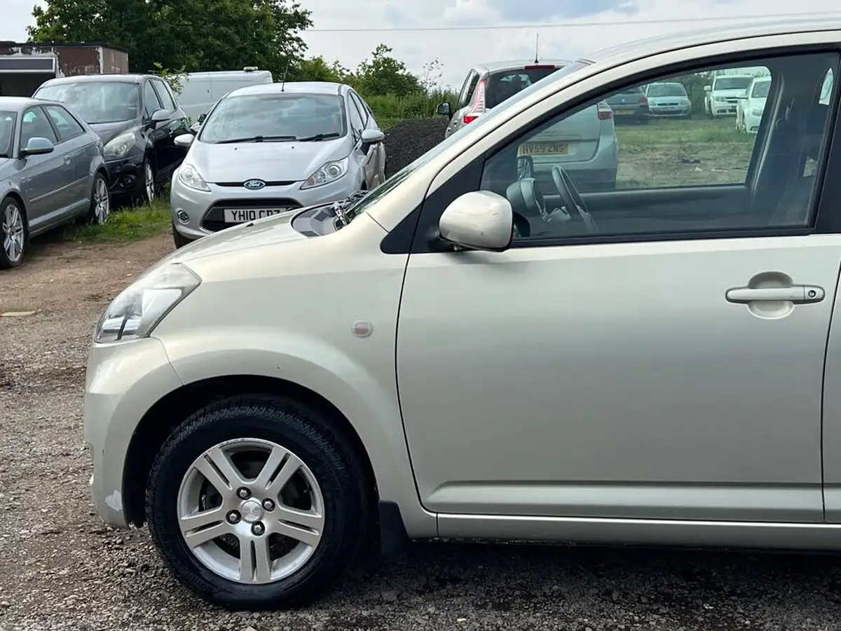 2008-daihatsu-sirion-13-se-big-11