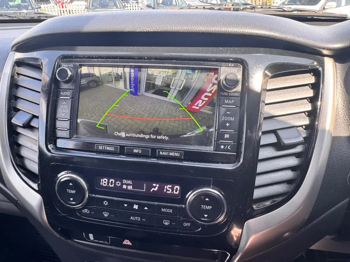 2015-mitsubishi-l200-24di-d-warrior-big-35