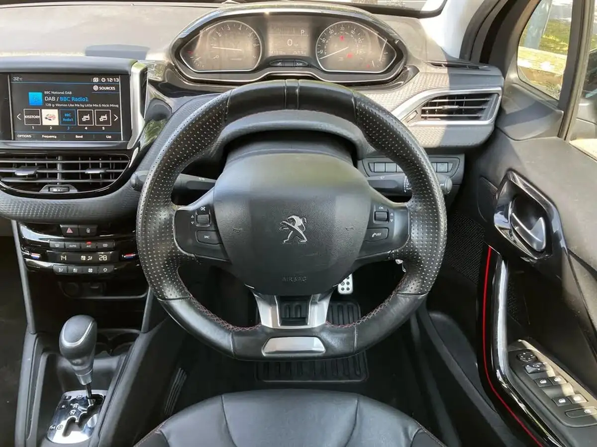 2018-peugeot-208-12-puretech-gt-line-eat6-big-16