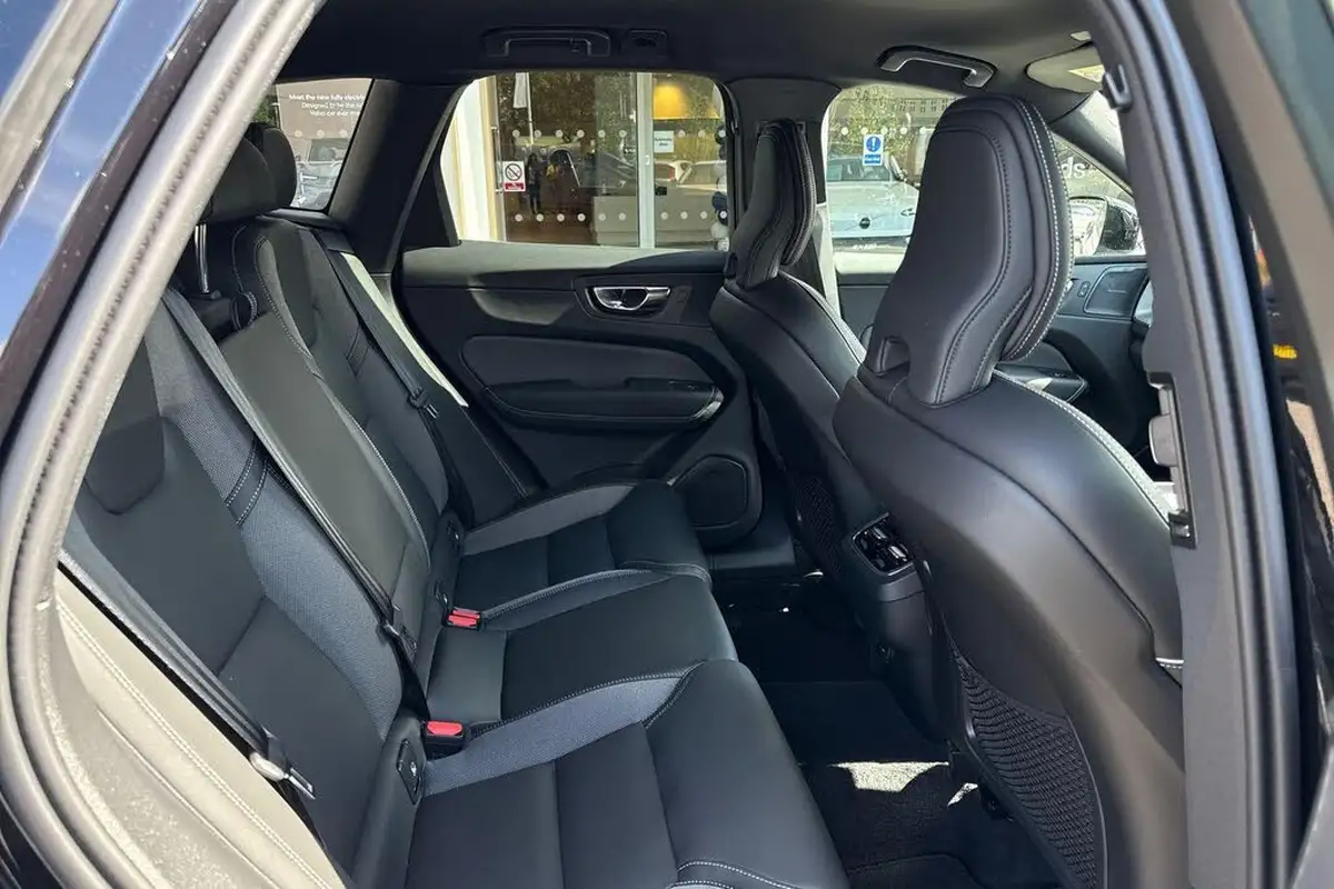 2025-volvo-xc60-20-b5-plus-black-edition-big-21