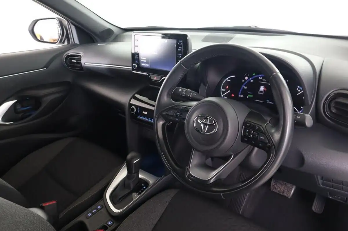 2022-toyota-yaris-15-vvt-i-design-panoramic-roof-big-11