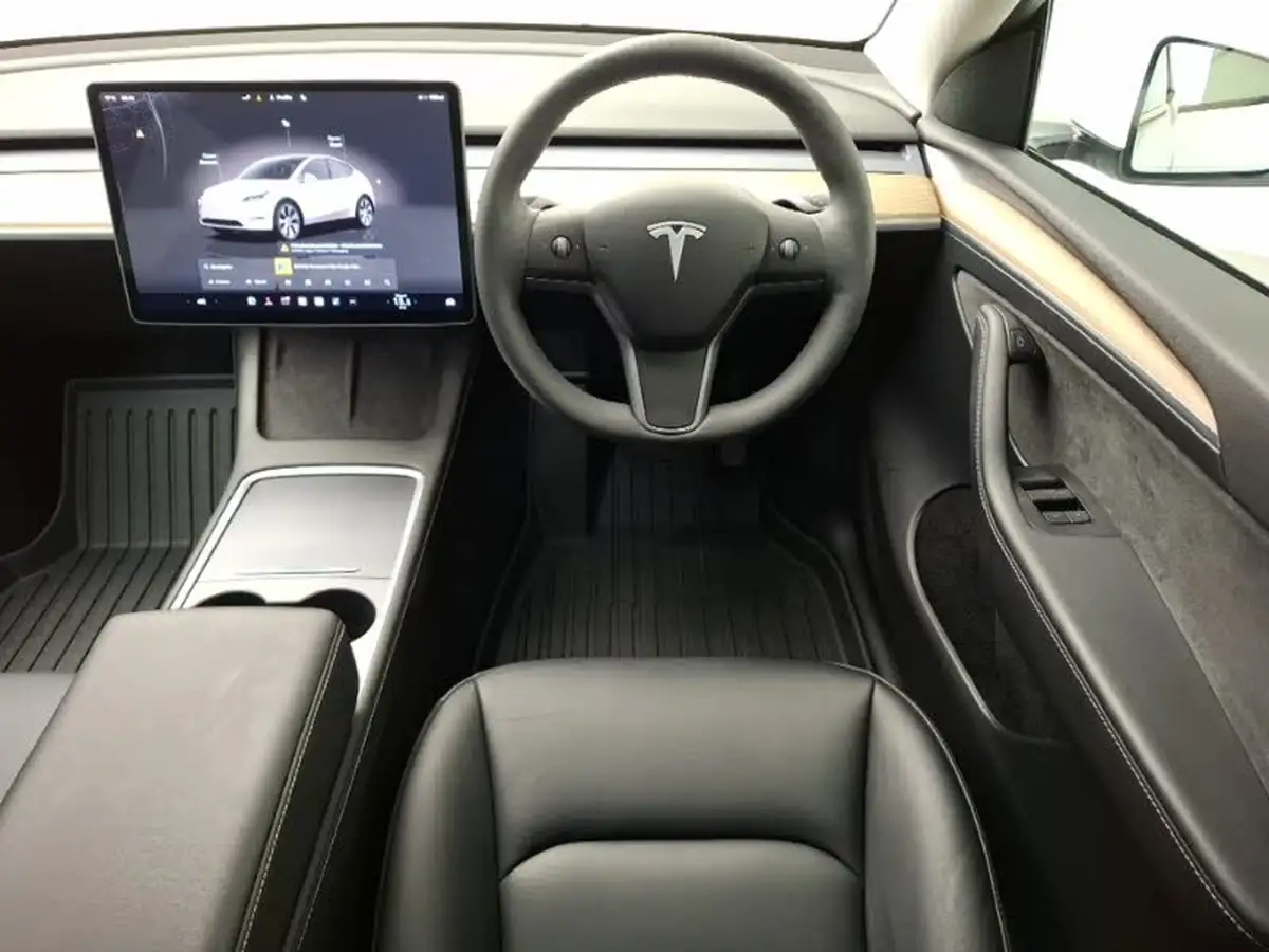 2023-tesla-model-y-e-long-range-big-6
