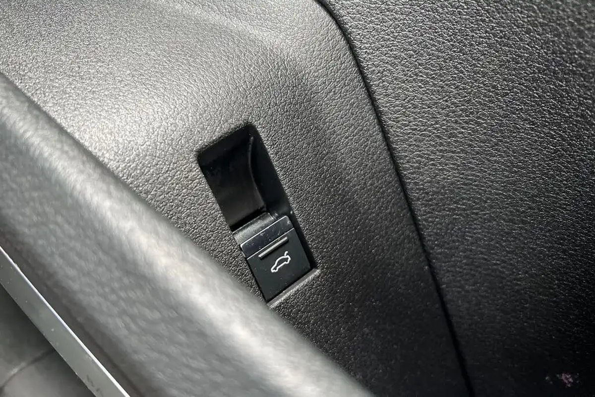2019-audi-e-tron-55e-launch-edition-big-36