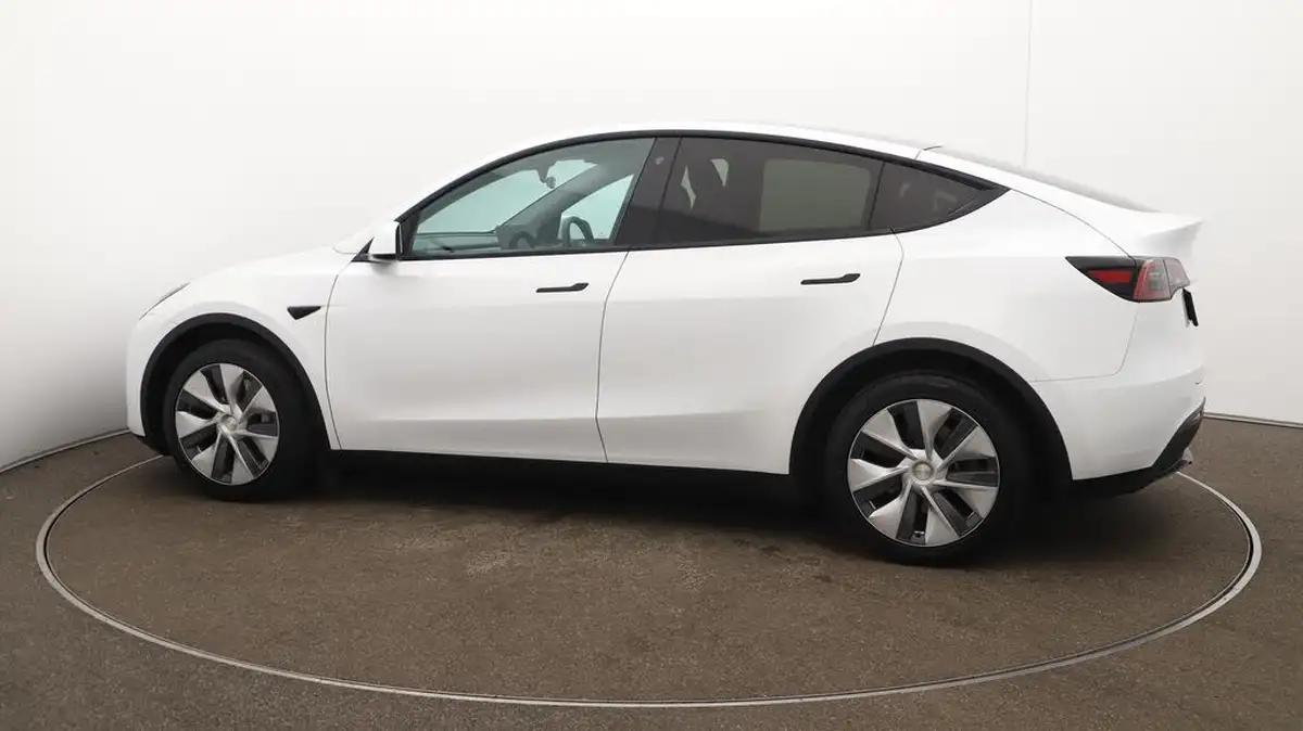 2023-tesla-model-y-e-long-range-big-57