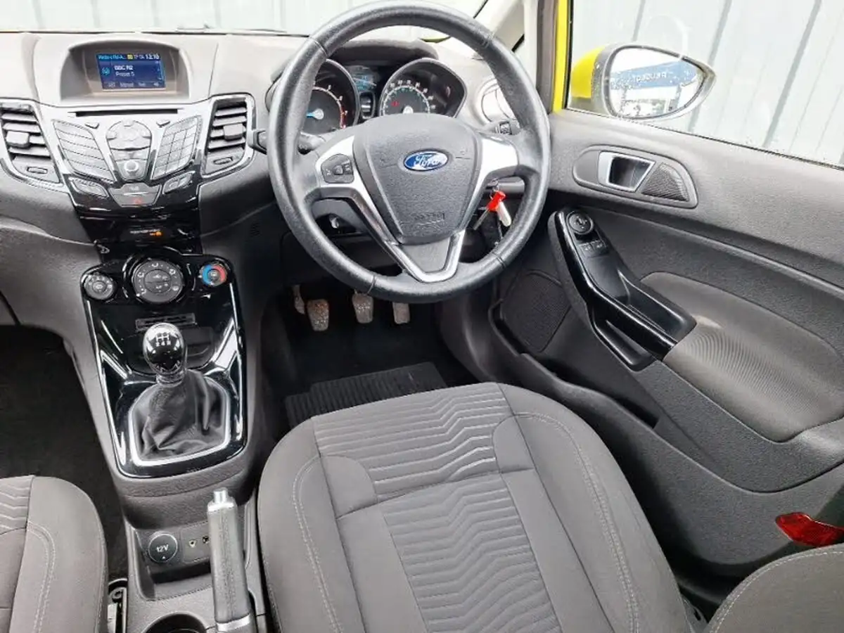 2016-ford-fiesta-125-zetec-5d-big-2