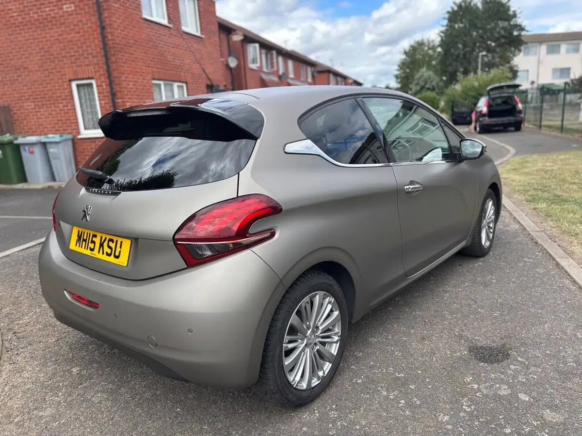 2015-peugeot-208-12-puretech-allure-82bhp-ss-3d-etg5-big-3