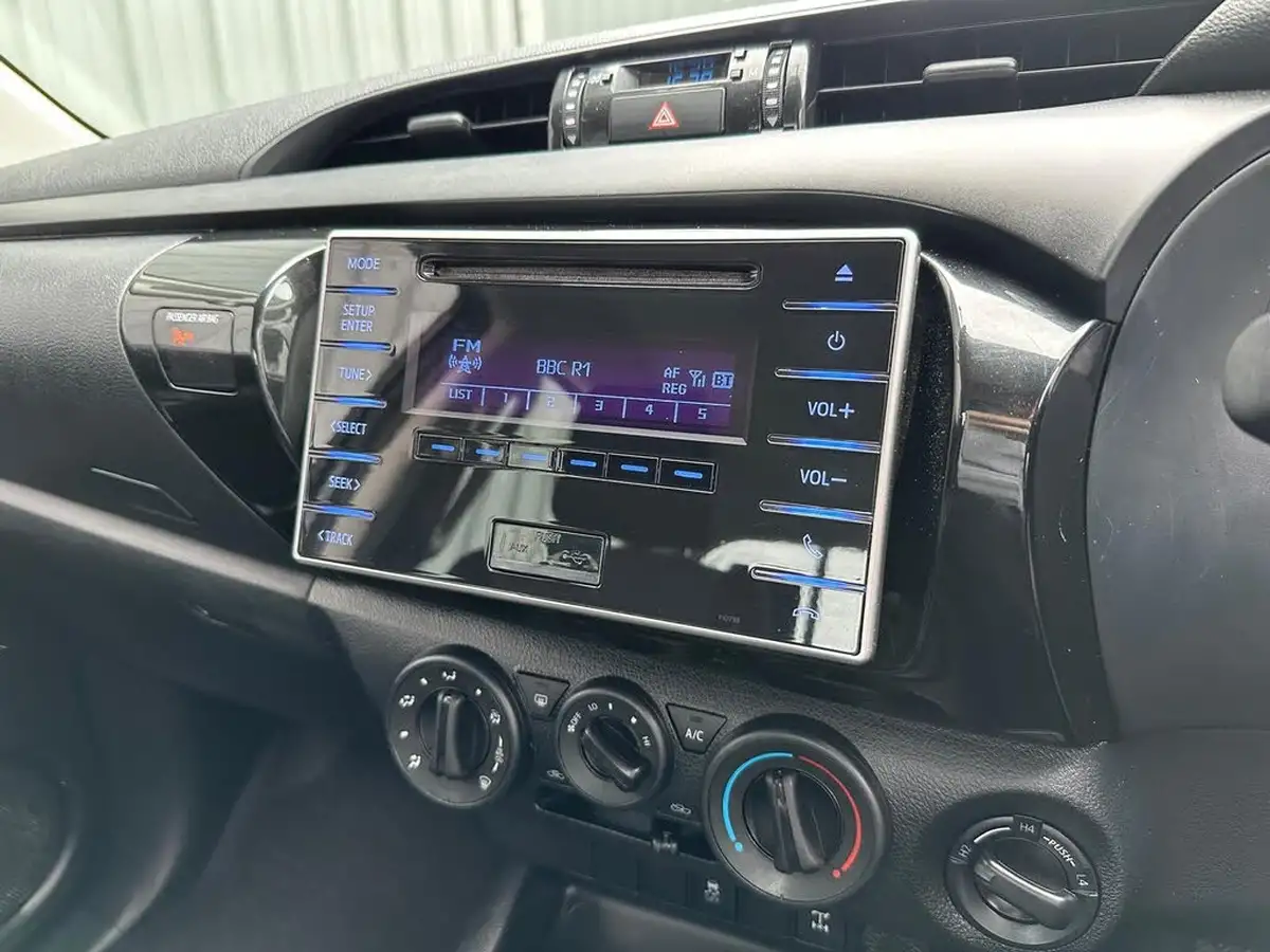 2019-toyota-hi-lux-24d-4d-active-150hpeu6dt-e-32t-double-pick-up-big-19