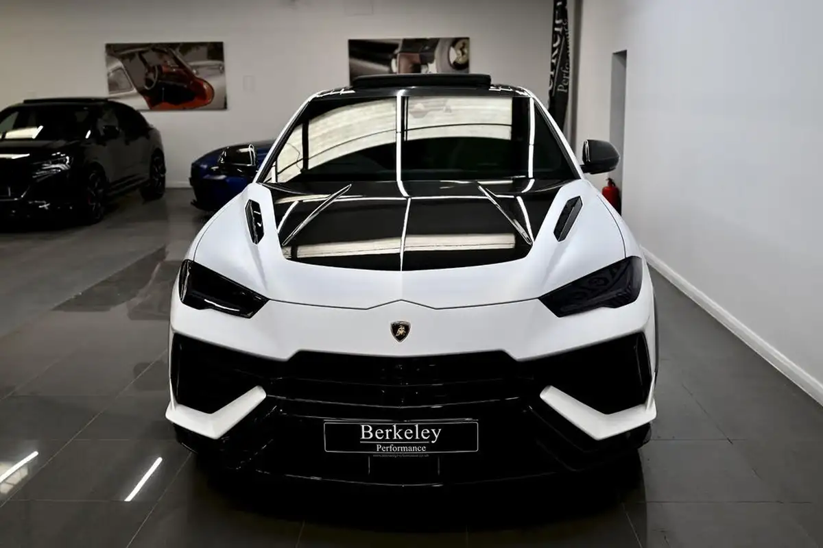 2023-lamborghini-urus-40-no-trim-big-10