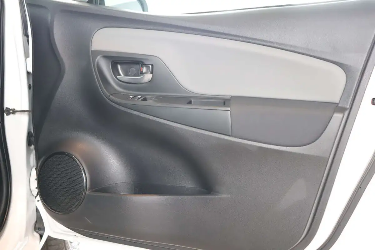 2020-toyota-yaris-15-vvt-i-icon-98bhp-hybrid-1497cc-e-cvt-big-56