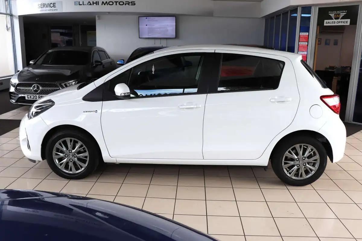 2020-toyota-yaris-15-vvt-i-icon-98bhp-hybrid-1497cc-e-cvt-big-4