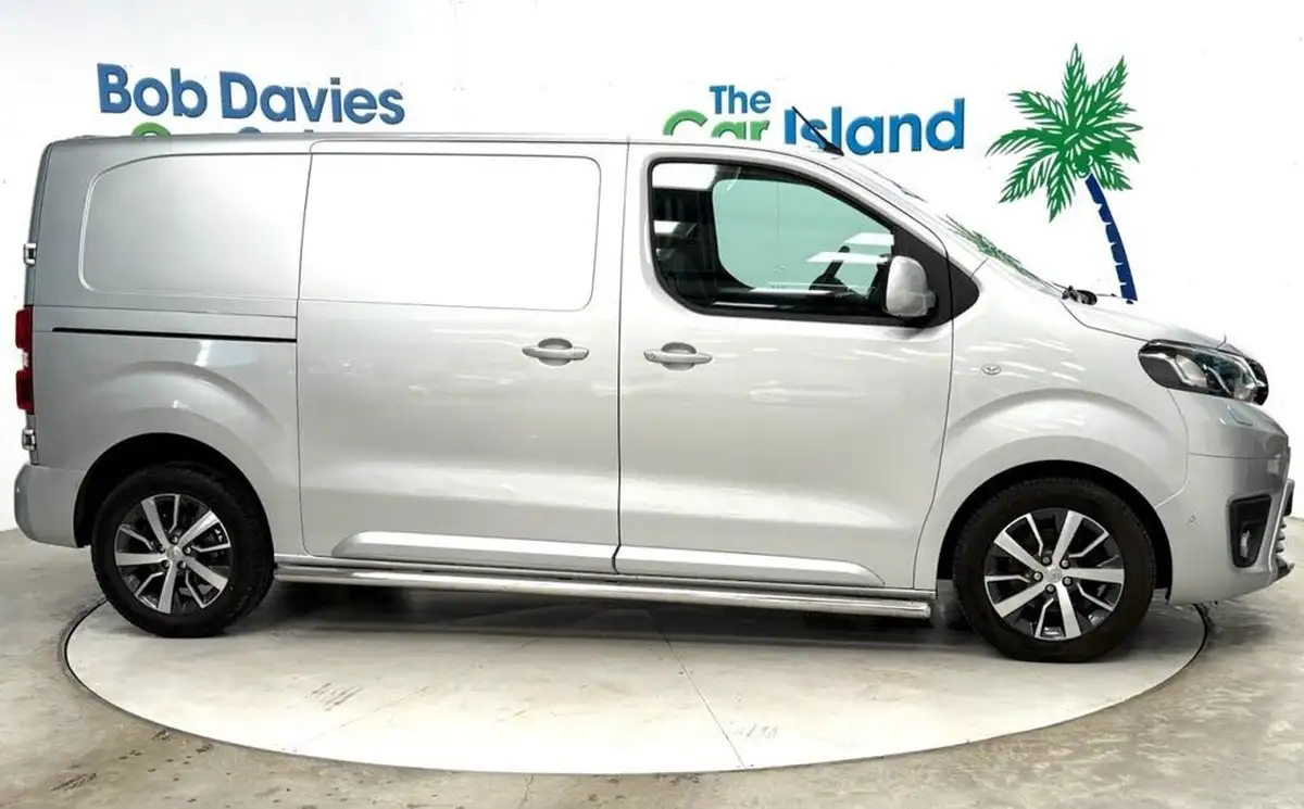 2019-toyota-proace-20d-design-medium-120hpeu6-panel-big-10