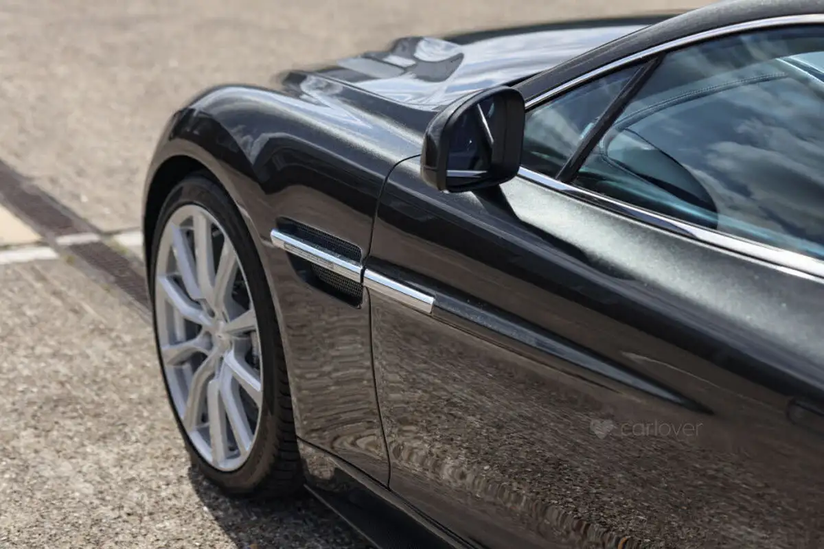 2013-aston-martin-vanquish-59-big-31