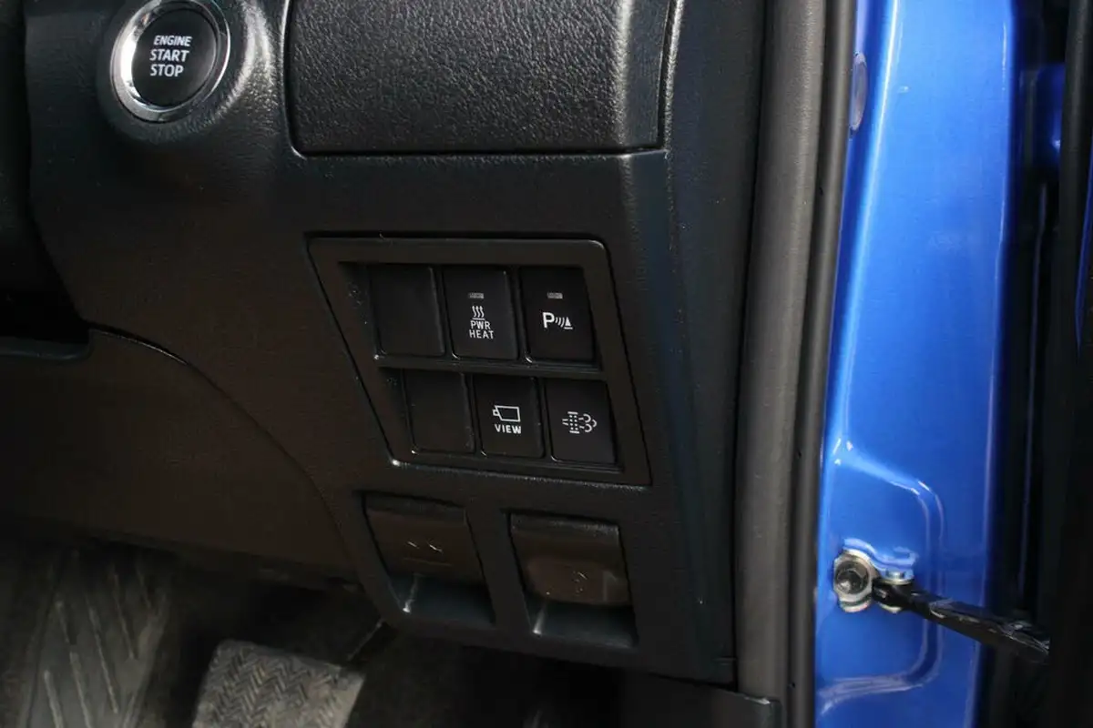 2023-toyota-hi-lux-28d-4d-invincible-x-2754cc-auto-big-32