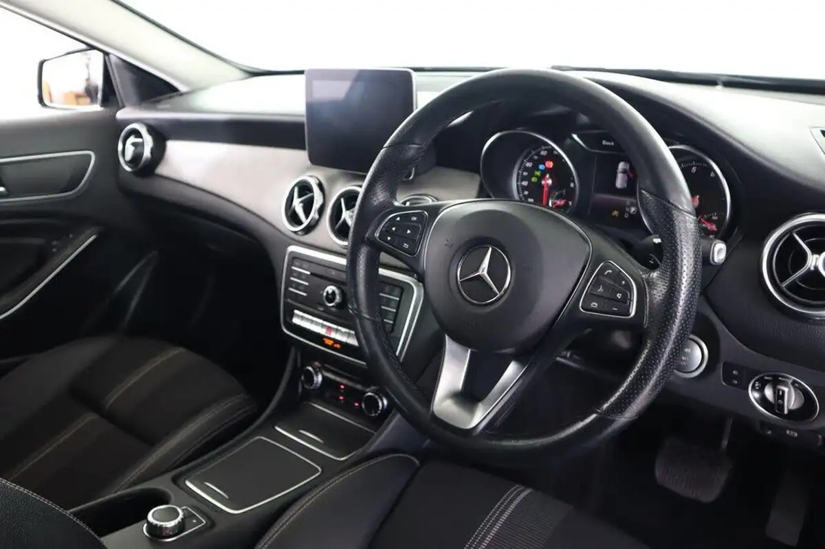 2019-mercedes-benz-gla-class-16-gla-180-urban-edition-ss-7g-dct-big-11