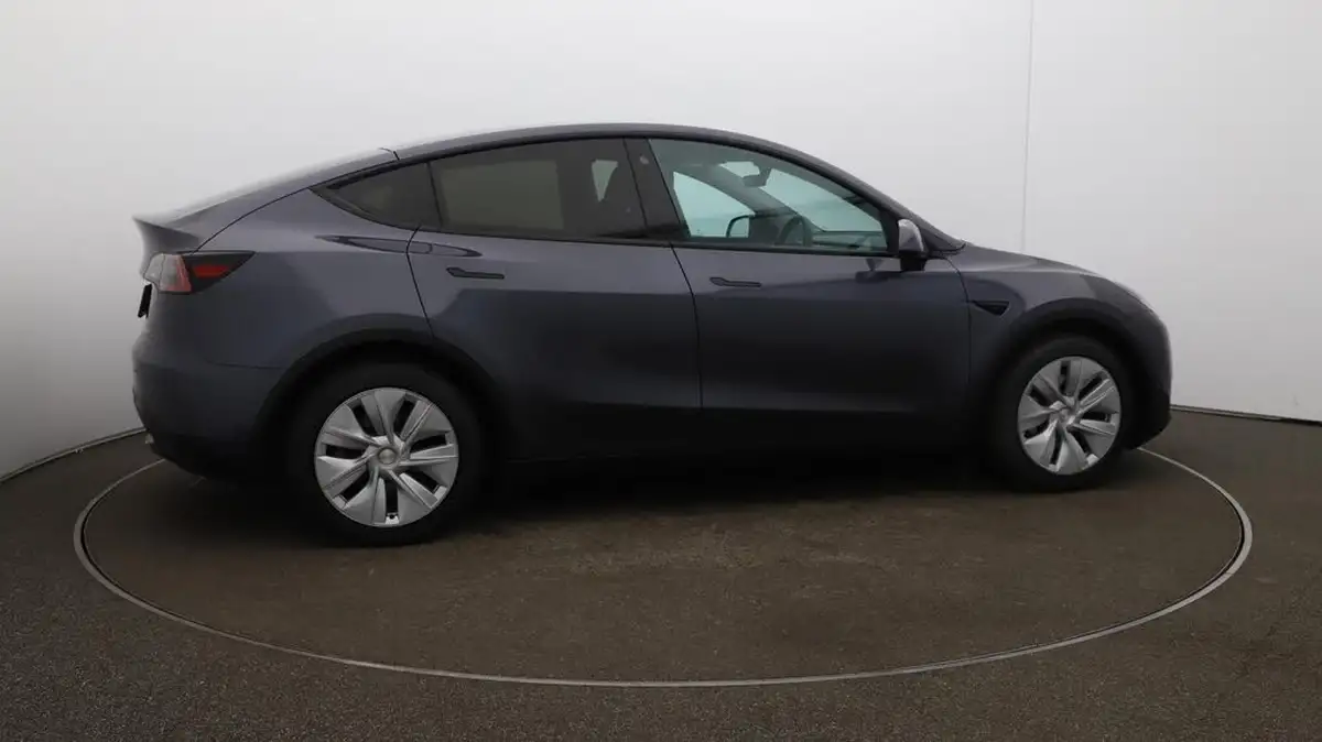 2022-tesla-model-y-e-long-range-big-44