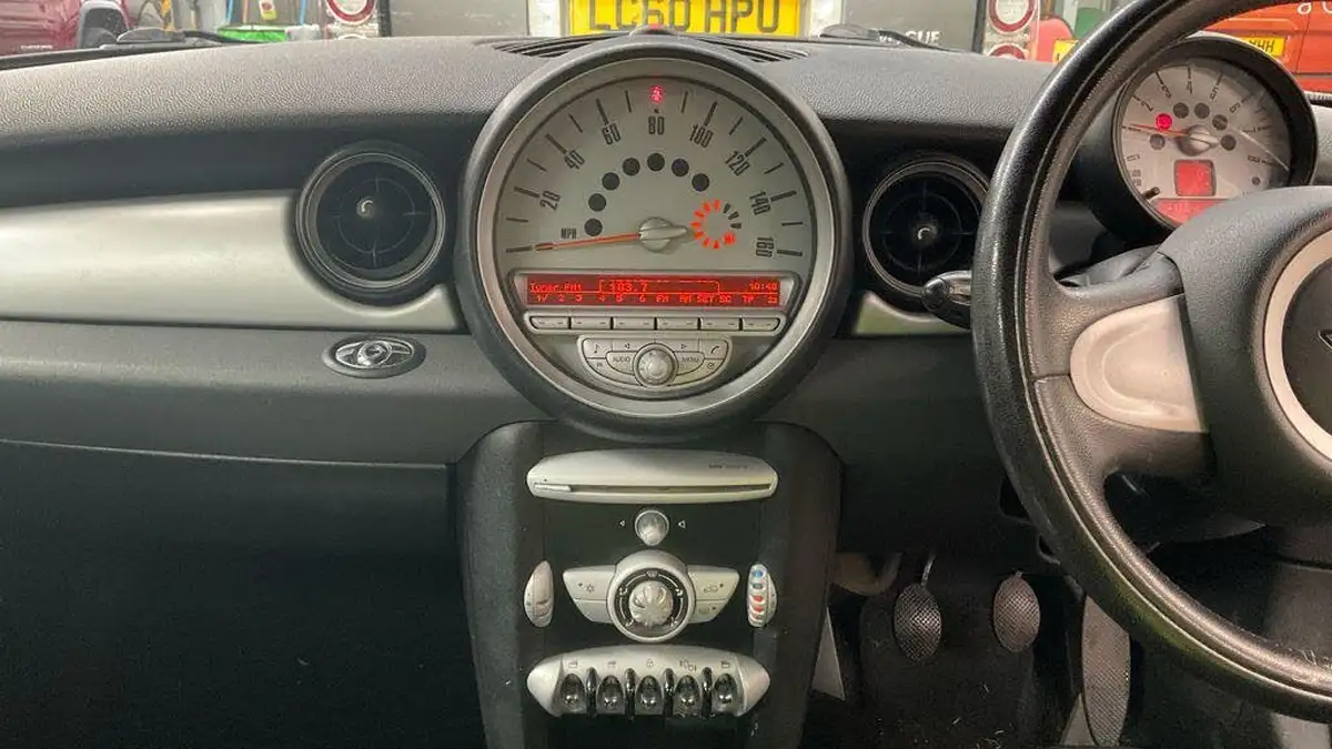 2009-mini-cooper-16-cooper-120bhp-convertible-2d-big-6