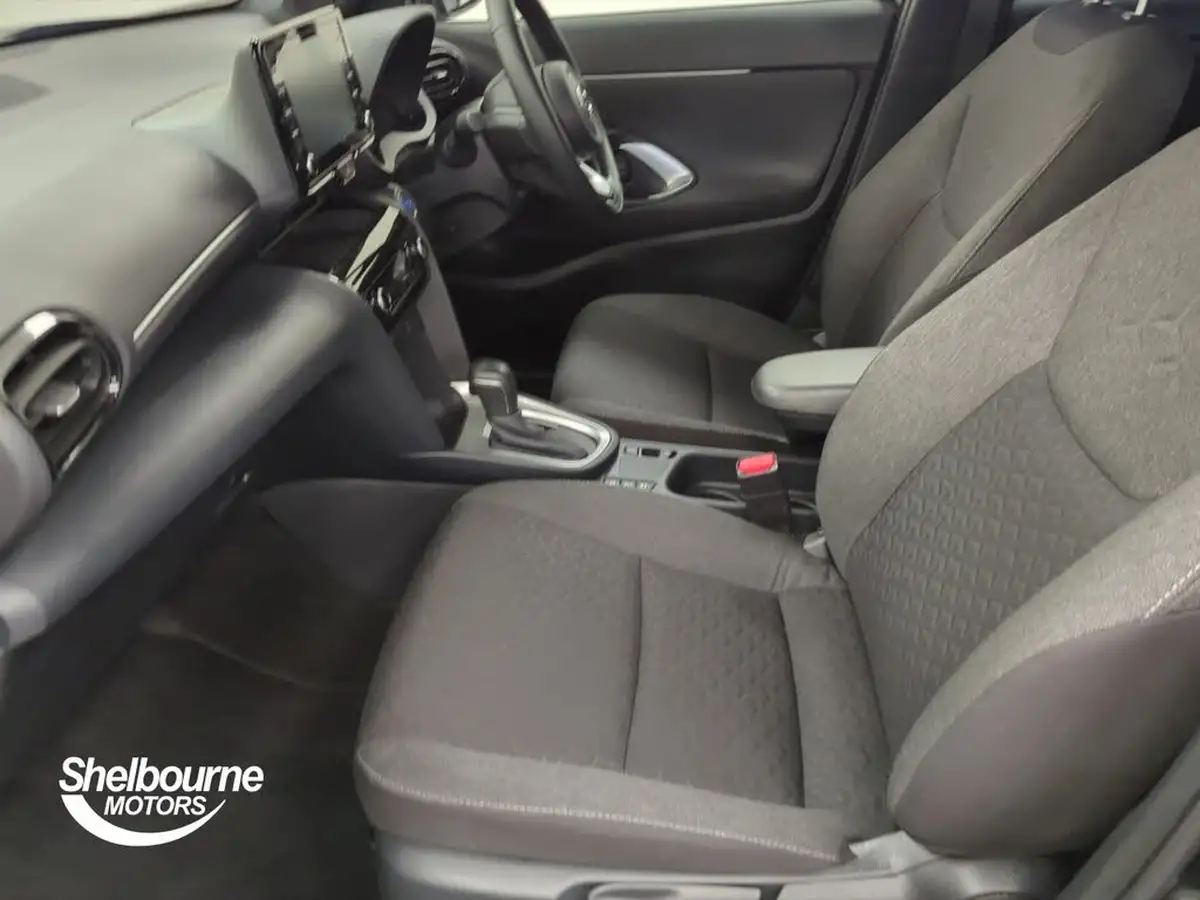 2024-toyota-yaris-cross-15-vvt-i-design-big-8