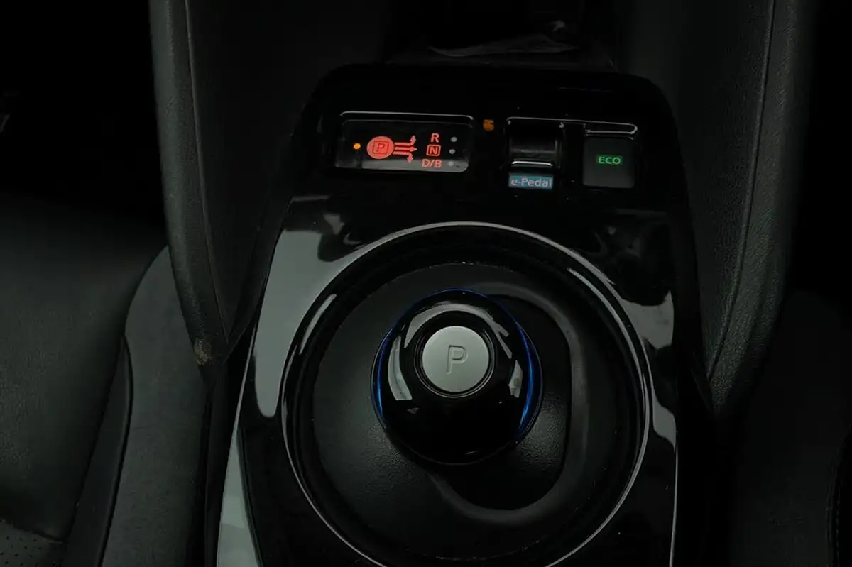 2020-nissan-leaf-e-e-tekna-big-11