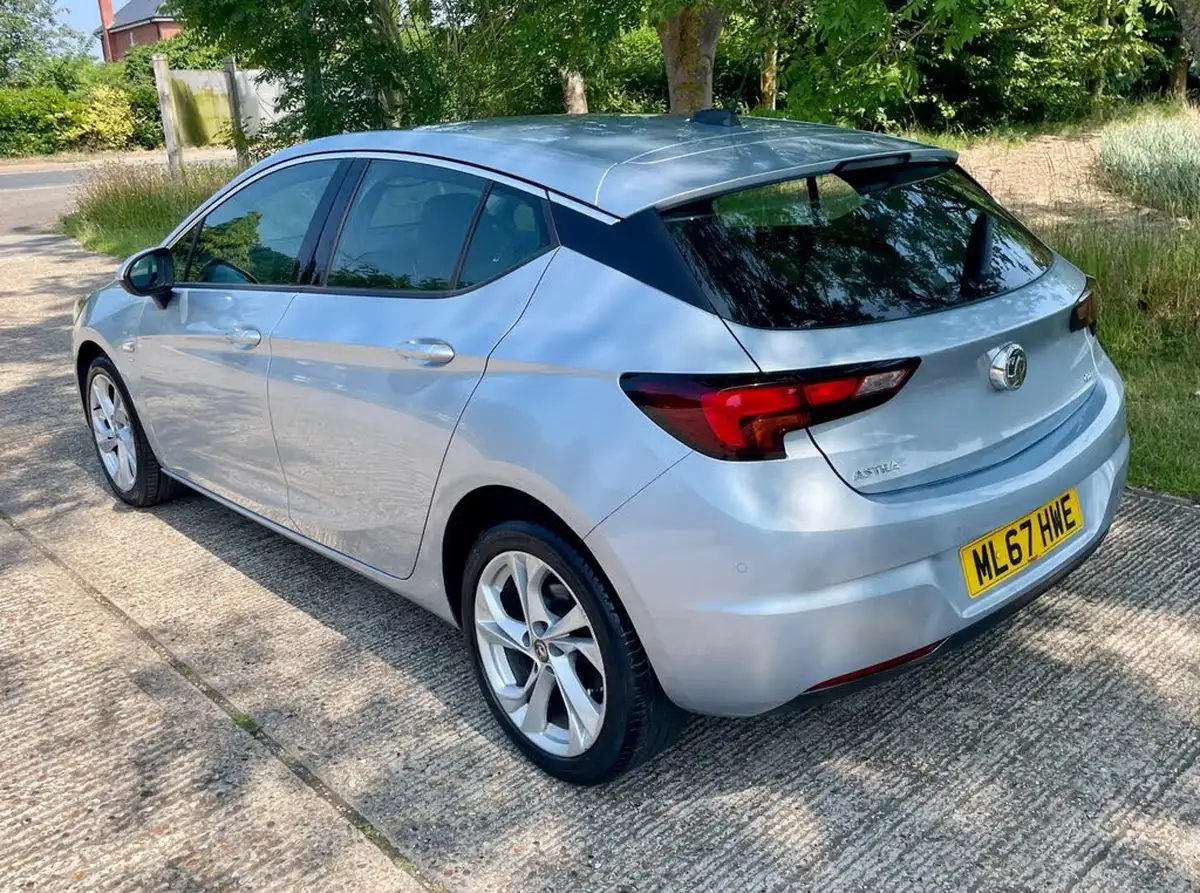 2017-vauxhall-astra-16cdti-sri-110ps-hatchback-big-3