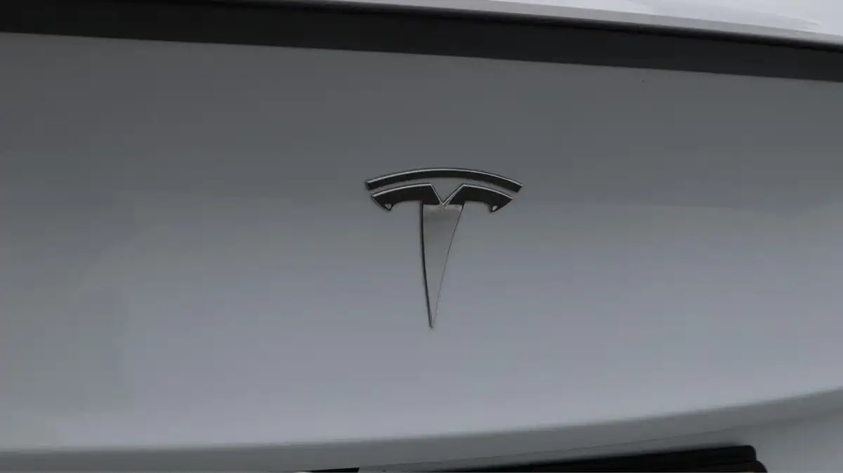 2024-tesla-model-y-e-performance-big-21