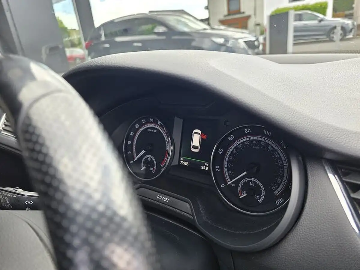 2017-skoda-octavia-20tdi-vrs-estate-big-12