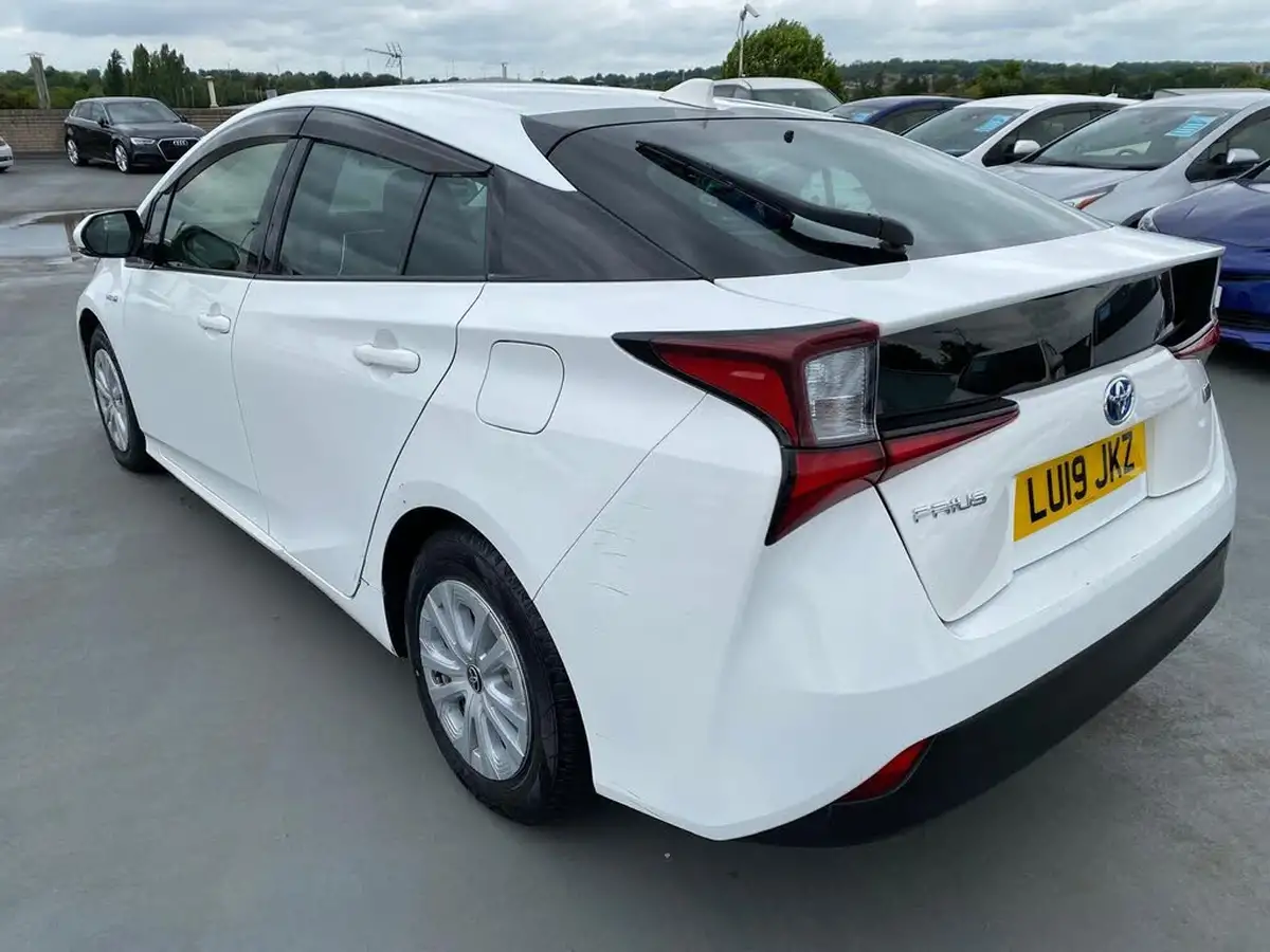 2019-toyota-prius-big-17