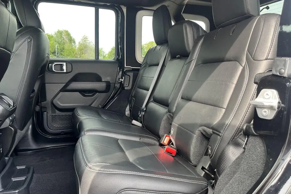 2022-jeep-wrangler-20-gme-overland-5d-big-18