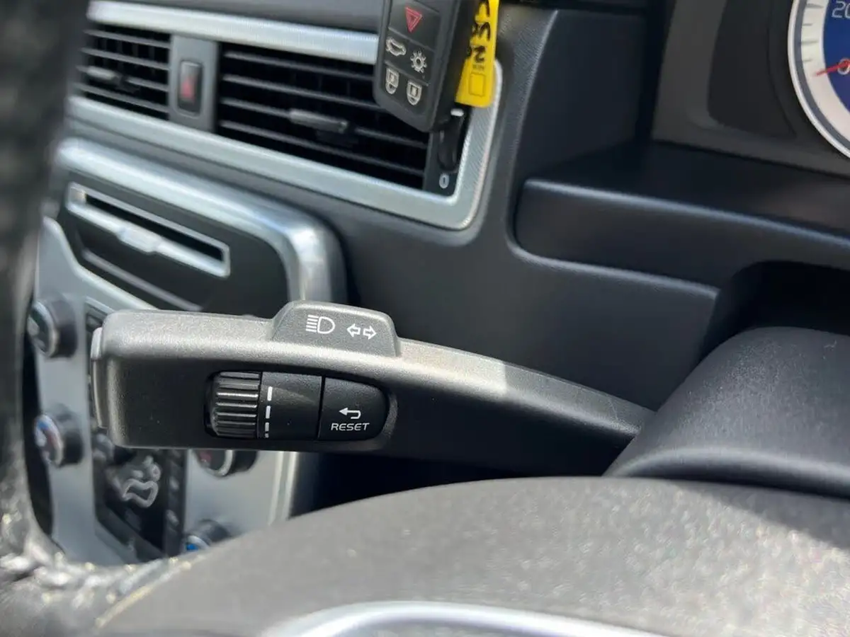 2013-volvo-v70-16td-d2-r-design-big-28